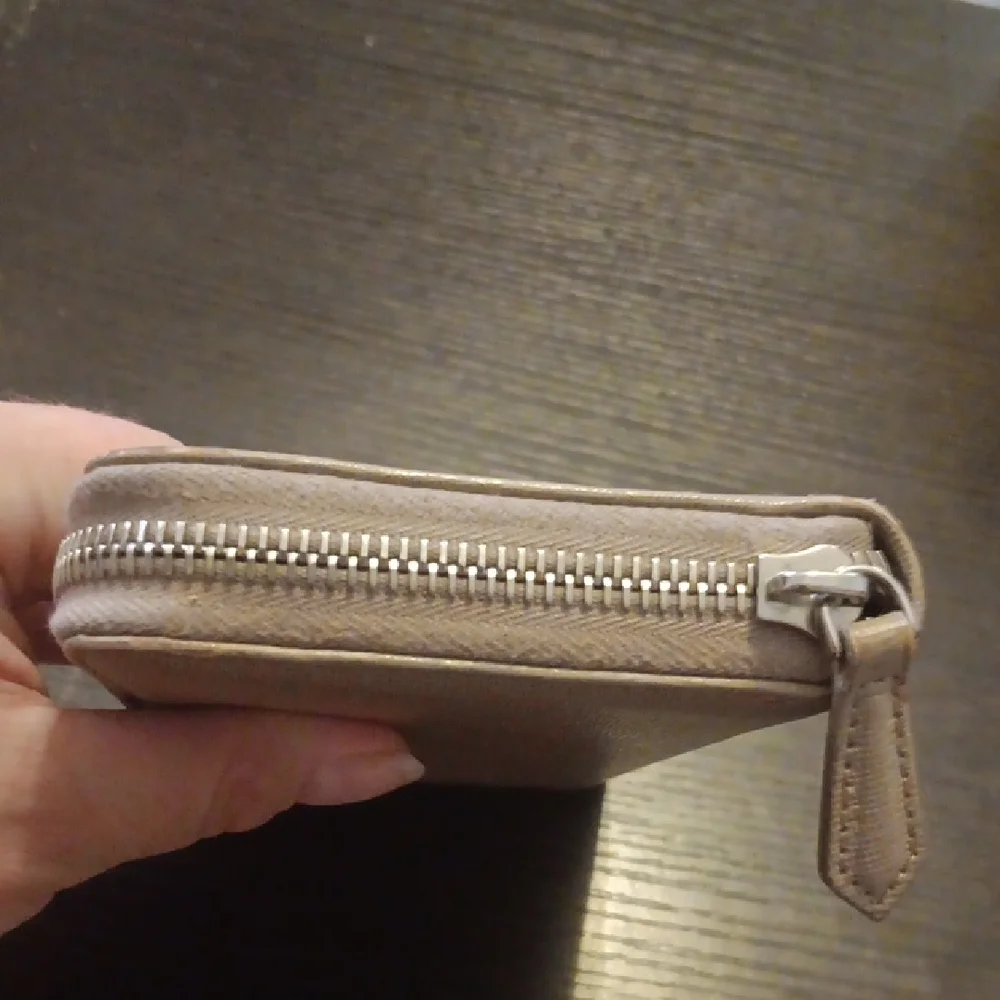 Fendi Full Zip Around Tan Women's Wallet (EUC) - Picture 13 of 13